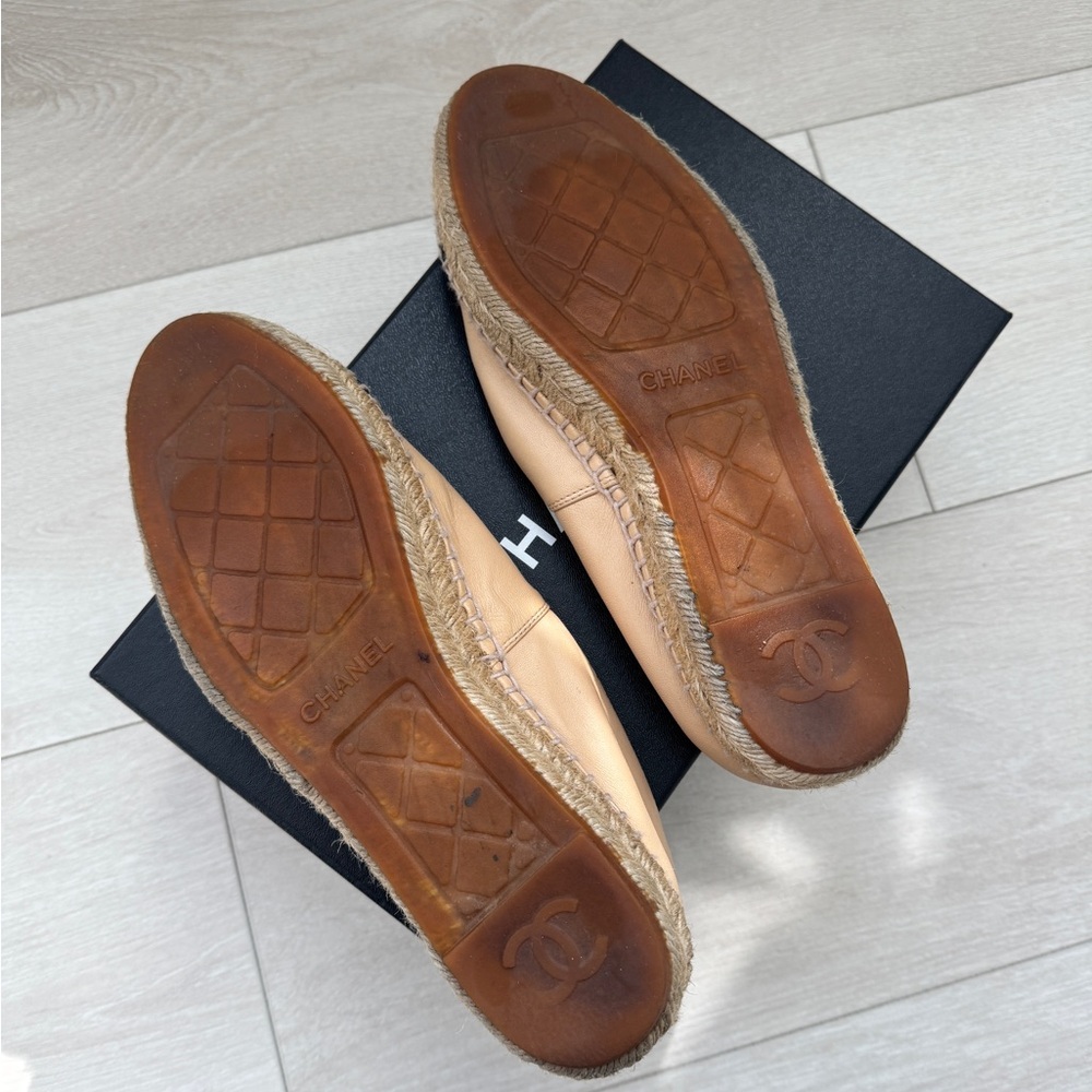 CHANEL Women's Beige and Black Espadrilles - Picture 5 of 5
